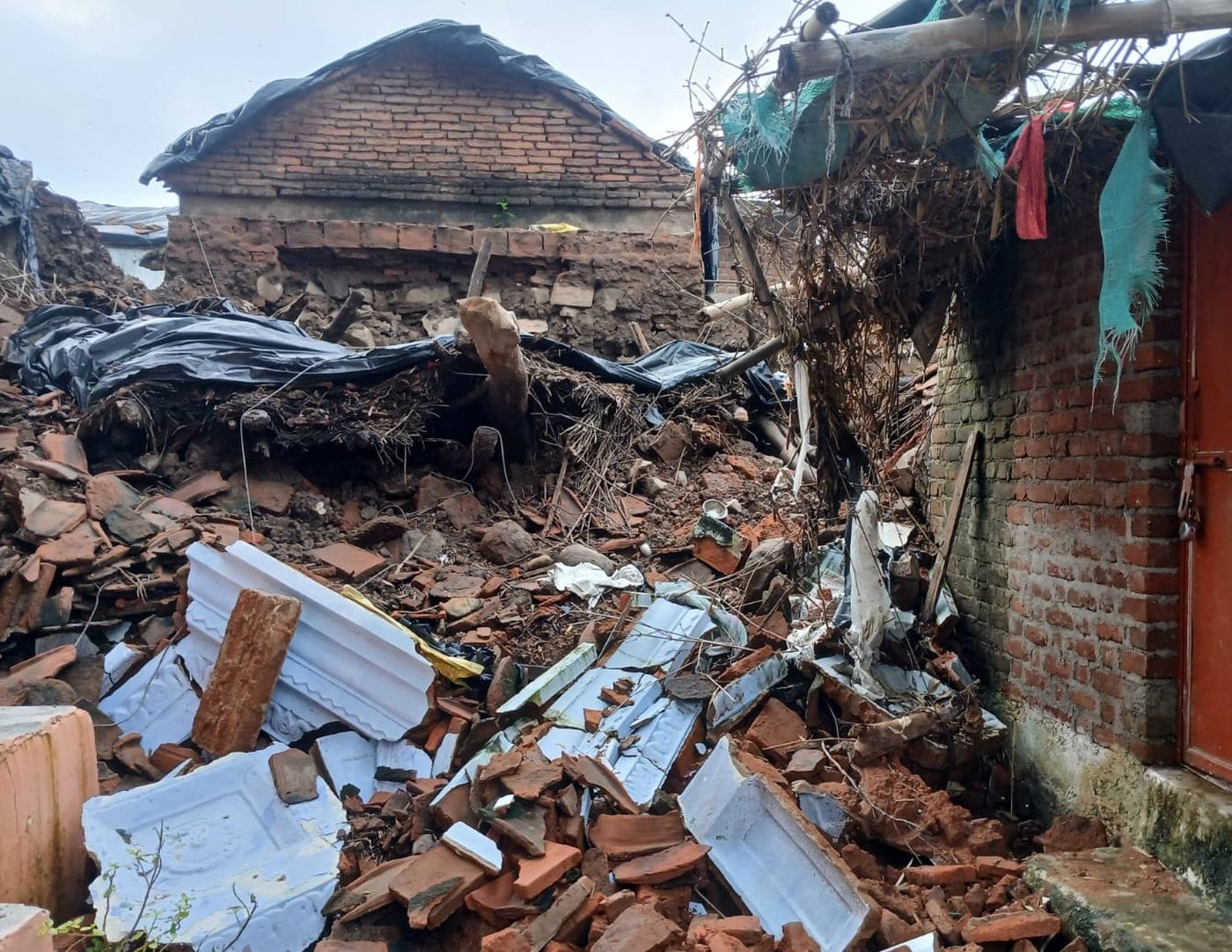 फोटो 05 एमएएचपी 17 परिचय-कस्बा अजनर में बारिश के चलते भरभराकर गिरा राजू कुशवाहा का कच्चा मकान। 