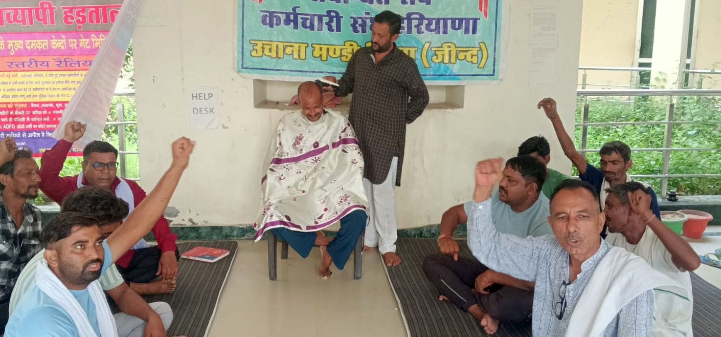 फोटो 05जेएनडी13-धरने पर मुंडन करवाते हुए कर्मचारी। स्रोत कर्मचारी