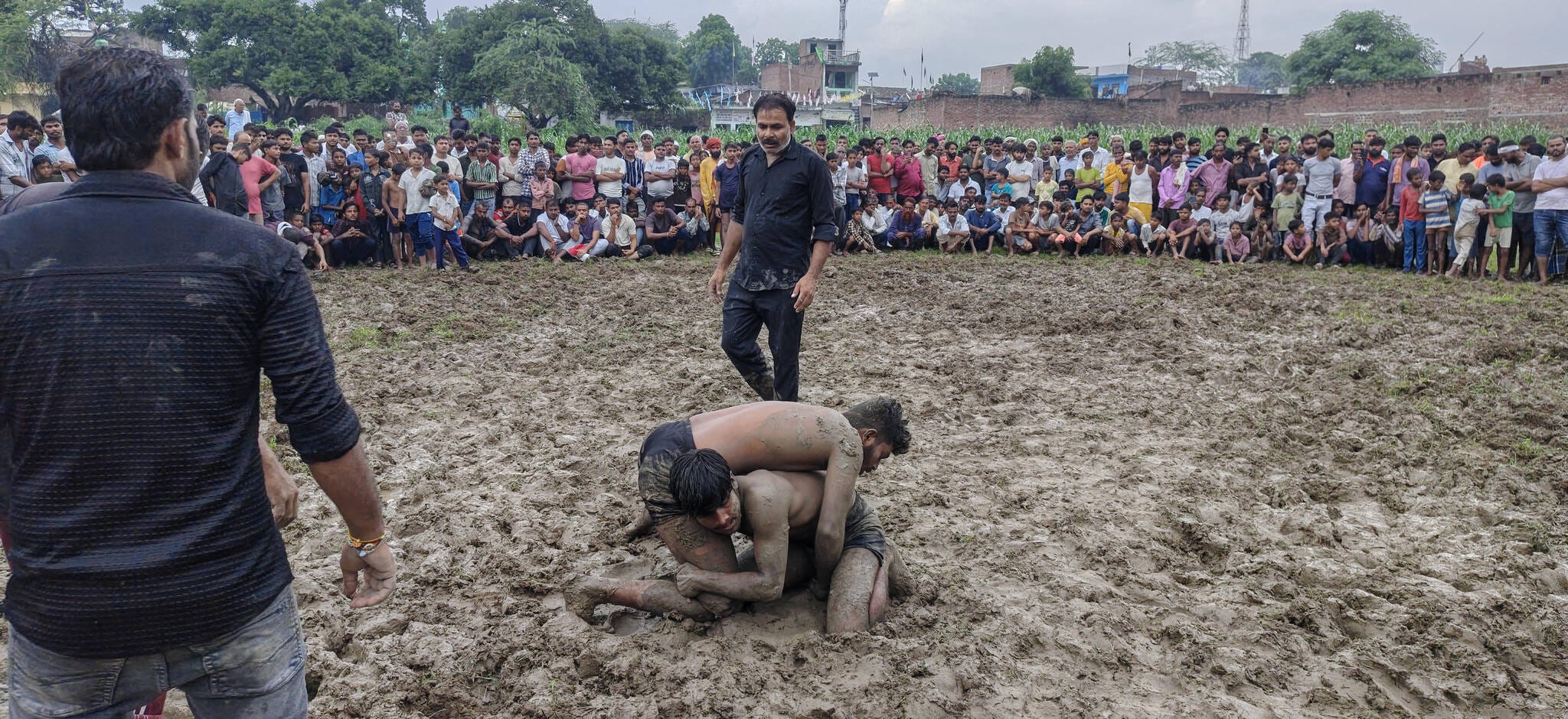 फोटो 14 बारिश के बीच दंगल केसरी की कुश्ती के लिए भिड़ते पहलवान। संवाद
