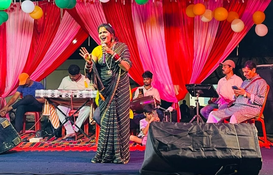 फोटो-19- पिहानी कोतवाली परिसर में कीर्तन प्रस्तुत करतीं कलाकार आरजू। संवाद