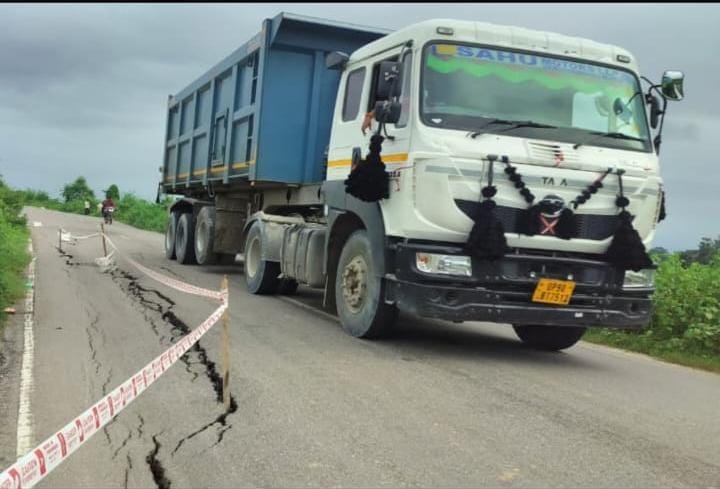 Cracks on the approach road to the Bagen River bridge.