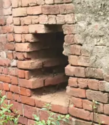 फोटो-23-घर के पीछे लगी सेंध। संवाद