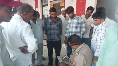 फोटो-31-बलरामपुर के सीएचसी तुलसीपुर छानबीन करती पुलिस ।-स्रोत : ग्रामीण