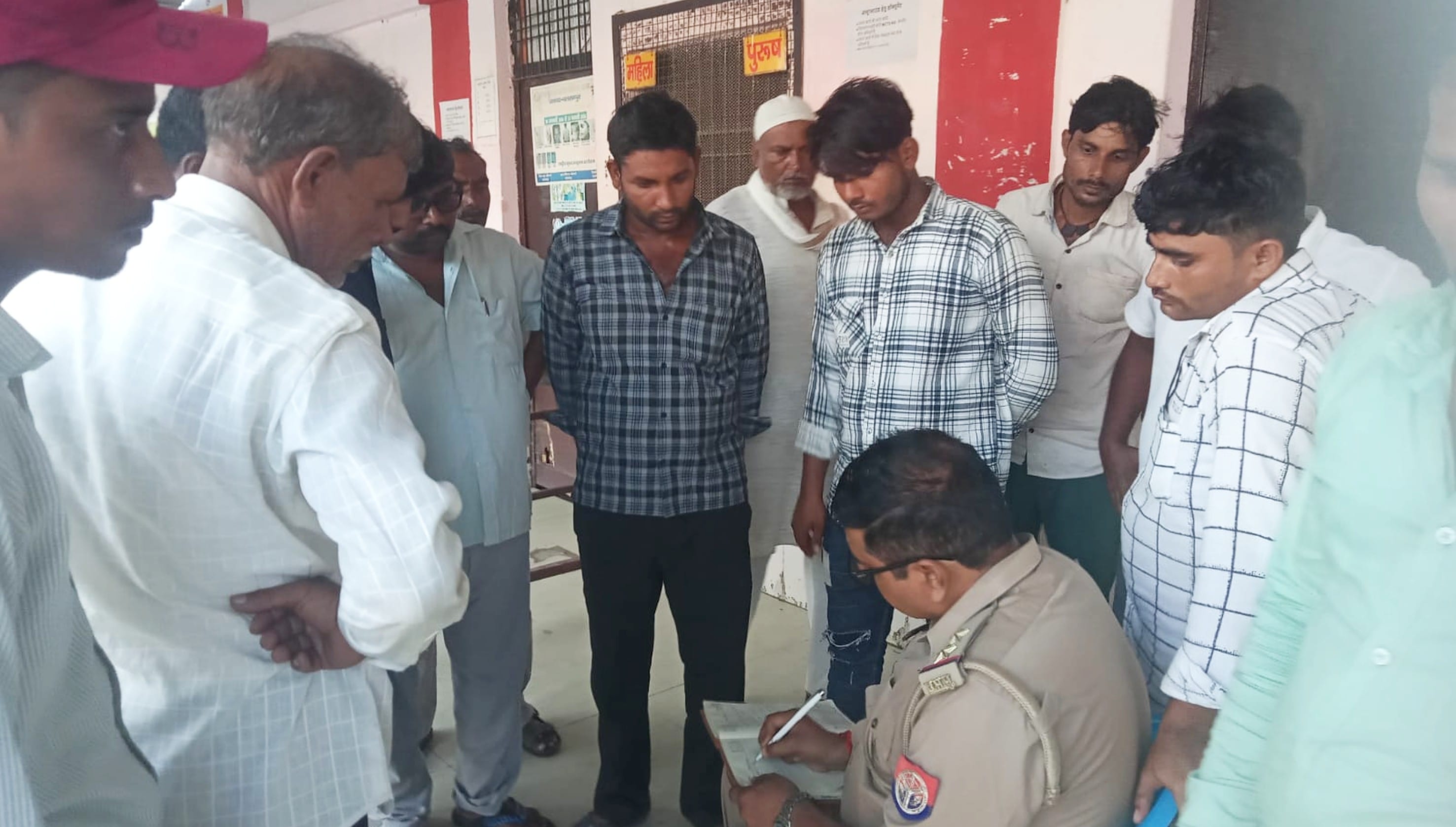 फोटो-31-बलरामपुर के सीएचसी तुलसीपुर छानबीन करती पुलिस ।-स्रोत : ग्रामीण