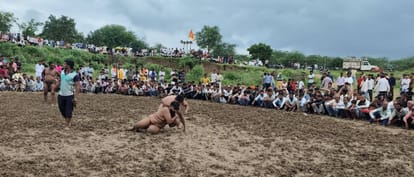 फोटो-32-दंगल एक दूसरे पर दांव पेंच दिखाते पहलवान। संवाद