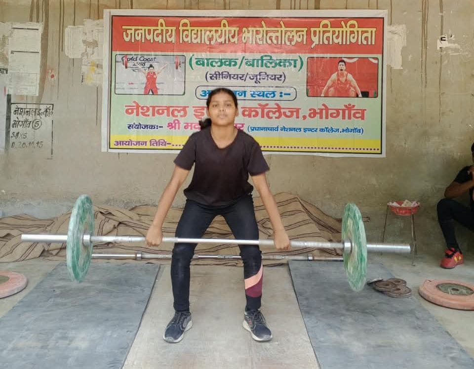 फोटो 36 भारोत्तोलन प्रतियोगिता में प्रतिभाग करती छात्रा। स्रोत विद्यालय