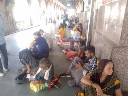 फोटो 5: प्लेटफार्म पर ट्रेन के आने का इंतजार करते यात्री। संवाद