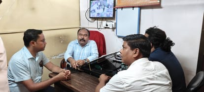 फोटो कैप्शन : नौतनवा स्थित अनन्या हॉस्पिटल की जांच में पहुंचे अधिकारी।  