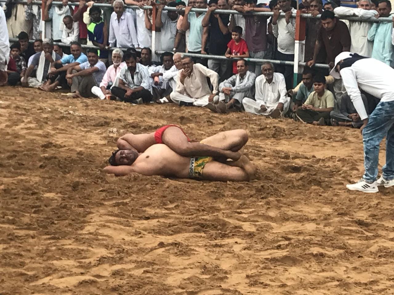 फोटो नंबर- 23गांव डेरोली अहीर में आयोजित कुश्ती दंगल में जोर-आजमाइश करते पहलवान। संवाद