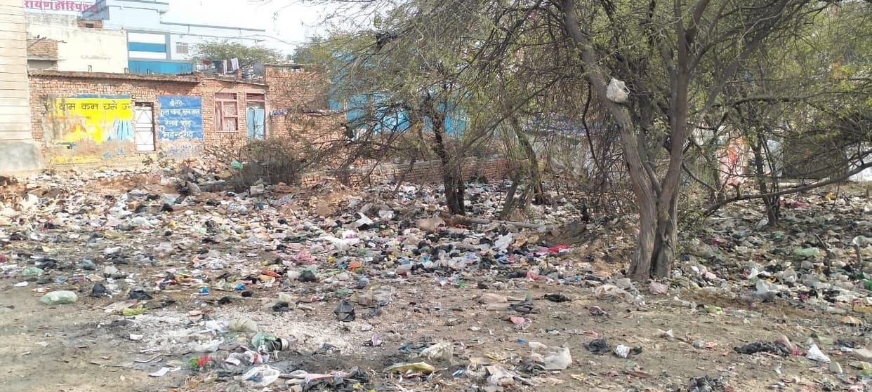 Due to the strike of sanitation workers, garbage piles up in Mahendragarh.