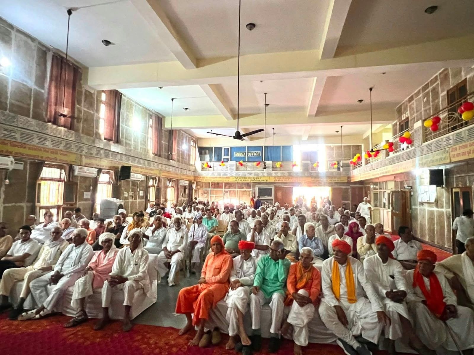 फोटो संख्या:67- जन्माष्टमी पर्व पर यादव धर्मशाला में आयोजित कार्यक्रम में उपस्थित समाज के लोग-