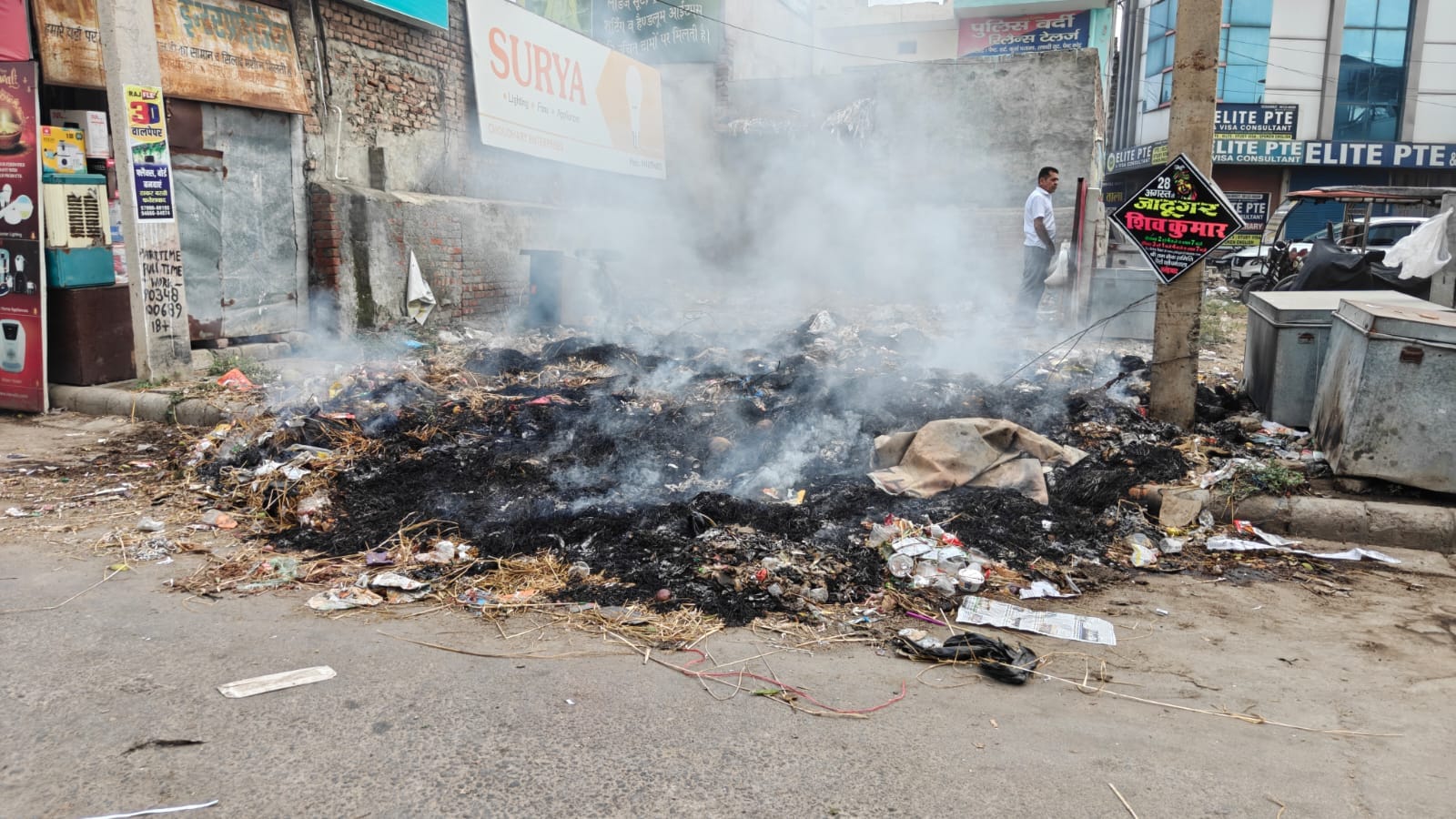 फतेहाबाद। शहर के हंस मार्केट में जमा कूड़े में लगी आग। संवाद