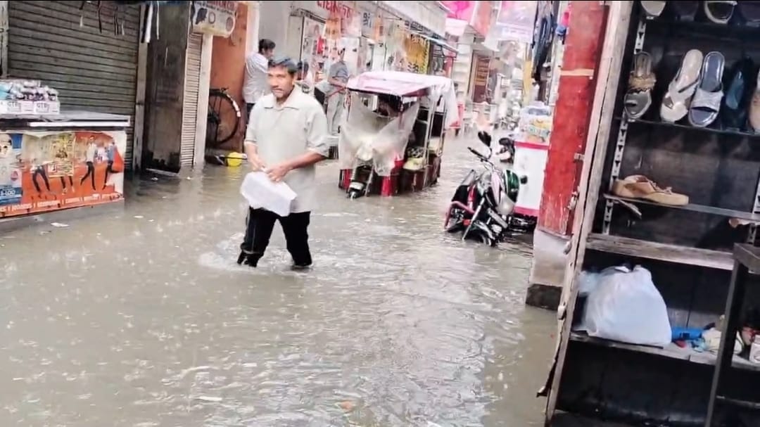 Intermittent rain from Friday night through Saturday; people troubled by waterlogging.