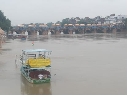 गोमती नदी का बढ़ा जल स्तर। सोशल मीडिया