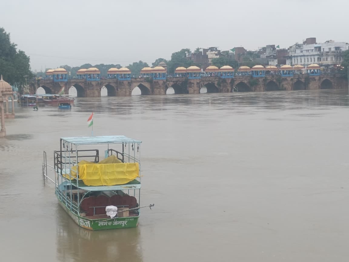 In Kerakat, the Gomti River is rising by one and a half centimeters every hour, water is just 20 cm below the danger mark