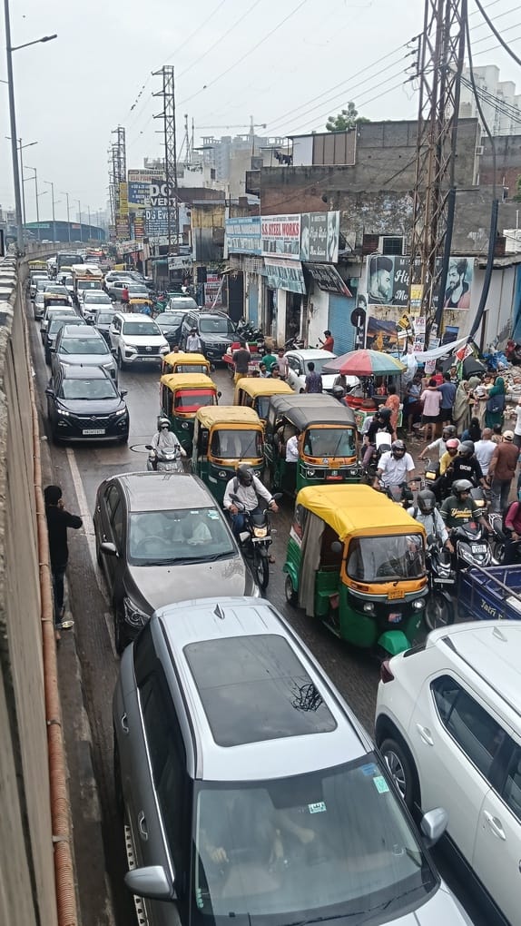 Vehicles struggled with traffic jams on the service lane.