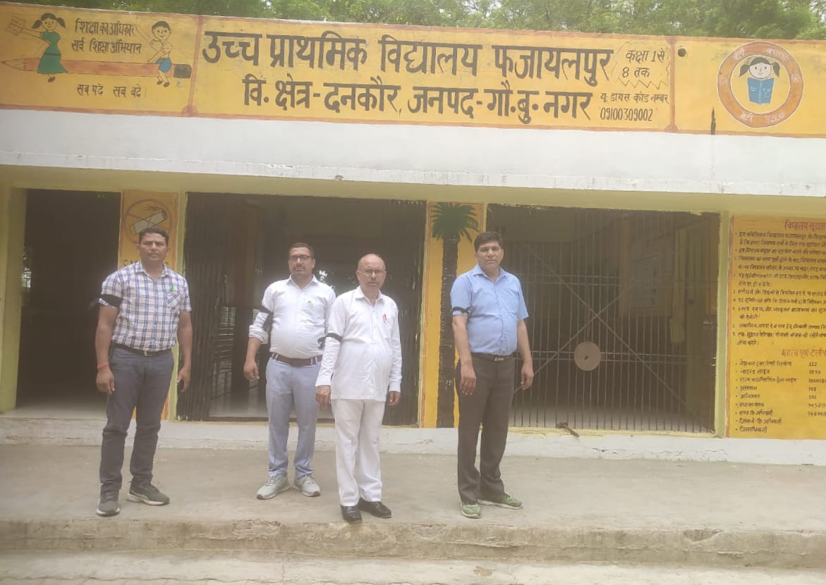Teachers wore black armbands in protest against the mandatory TET requirement.