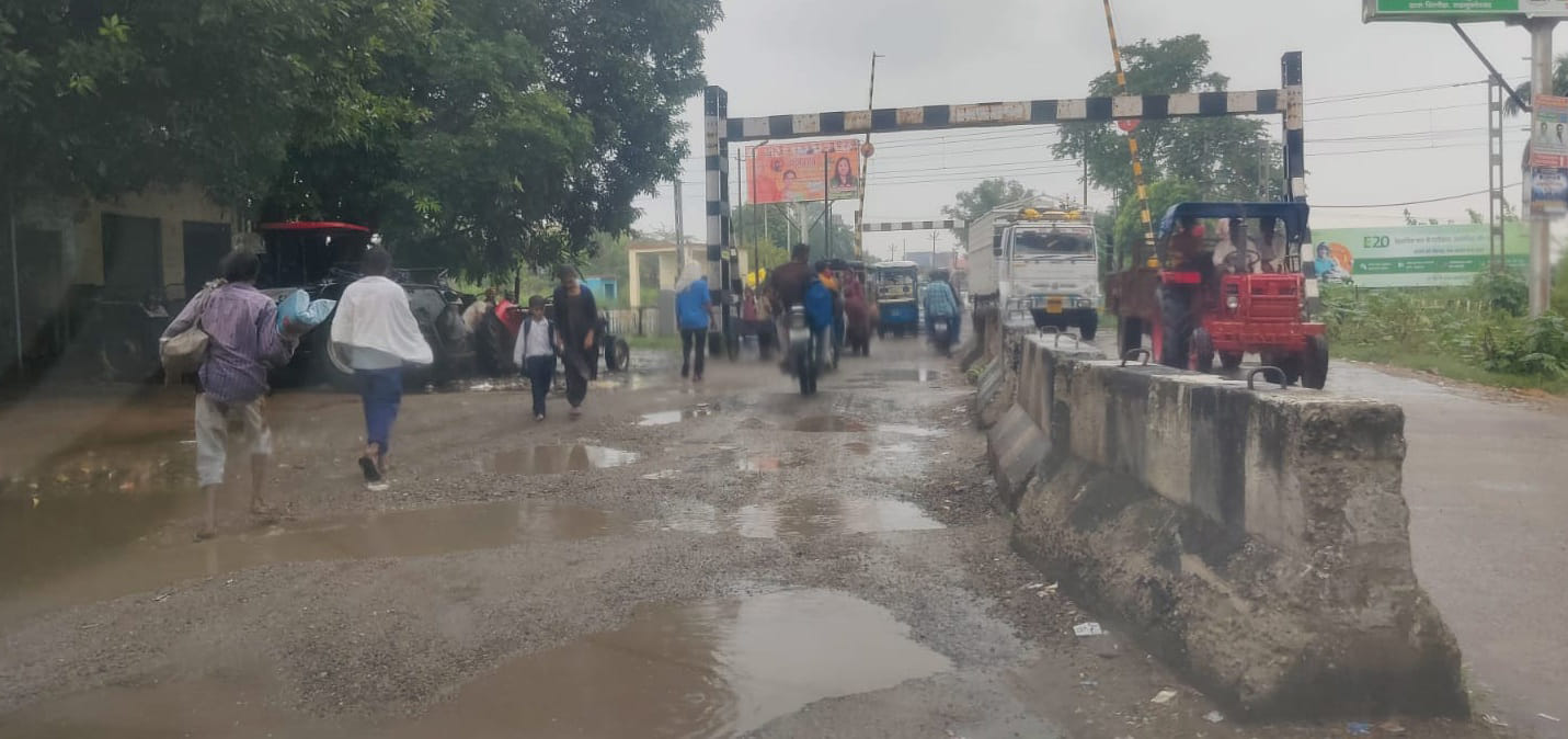 गढ़-स्याना मार्ग पर हुए गहरे गड्ढे। संवाद