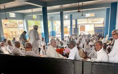 गांव भांडवा में कांग्रेस की बैठक में भागीदारी करते पूर्व विधायक व अन्य।