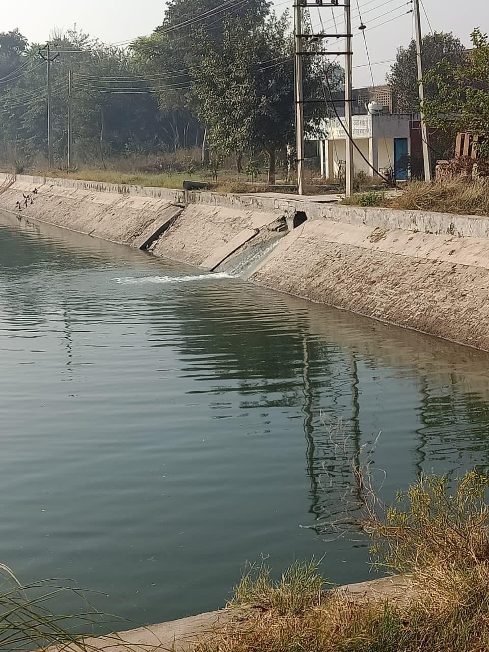 गांव स्थित जलघर। 