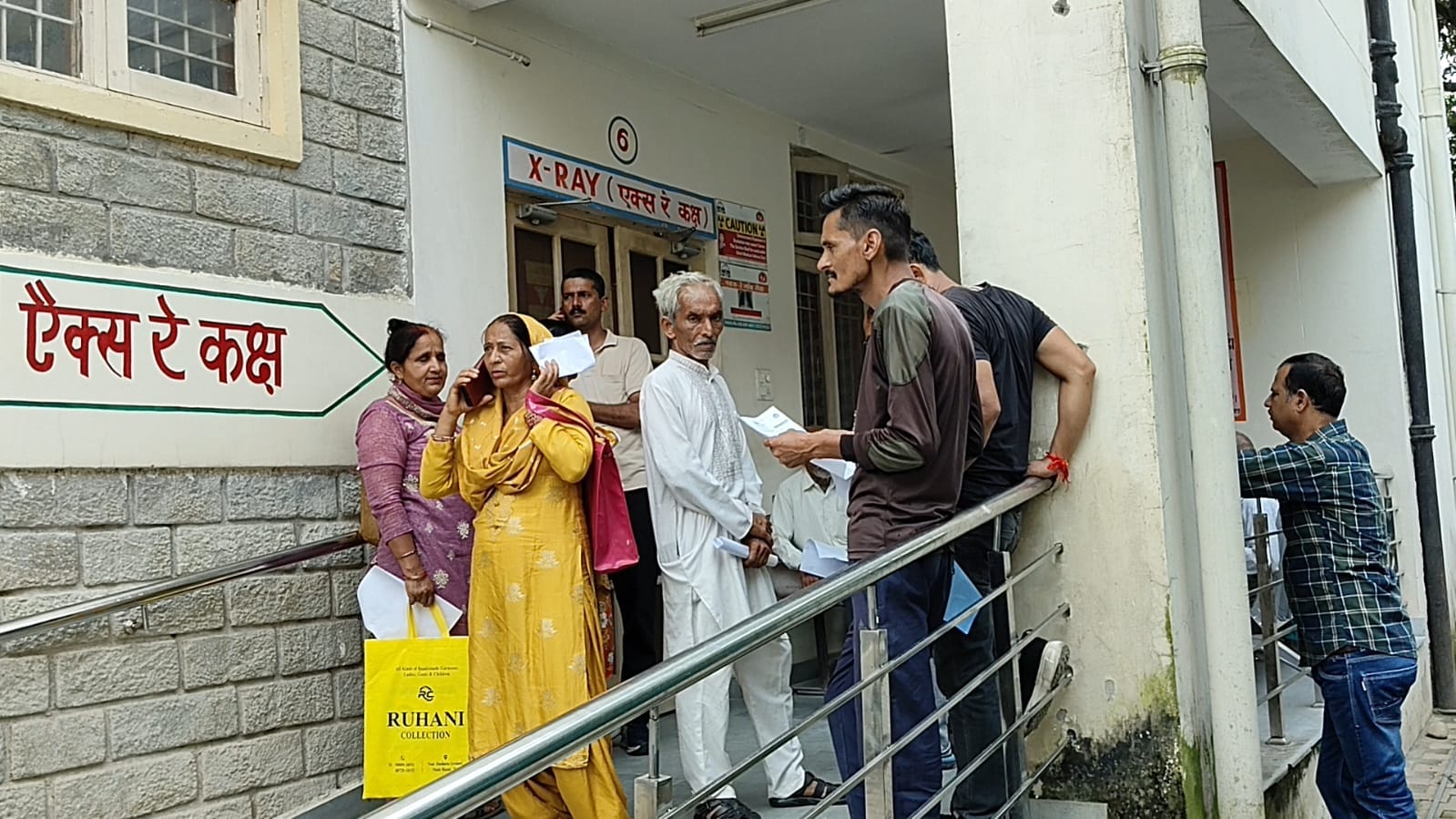 घुमारवीं अस्पताल में एक्स-रे कक्ष के बाहर खड़े मरीज व तीमारदार। संवाद