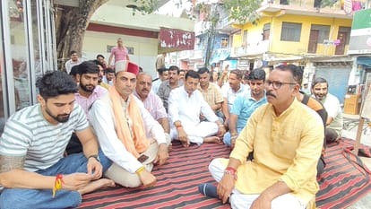 घुमारवीं में थाना के बाहर धरने पर बैठे भाजपा कार्यकर्ता। स्रोत: भाजपा