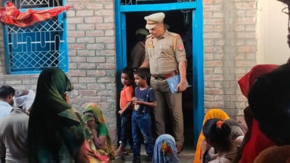घटनास्थल से बच्चों को बाहर ले जाते इंस्पेक्टर व लगी महिलाओं की भीड़। संवाद