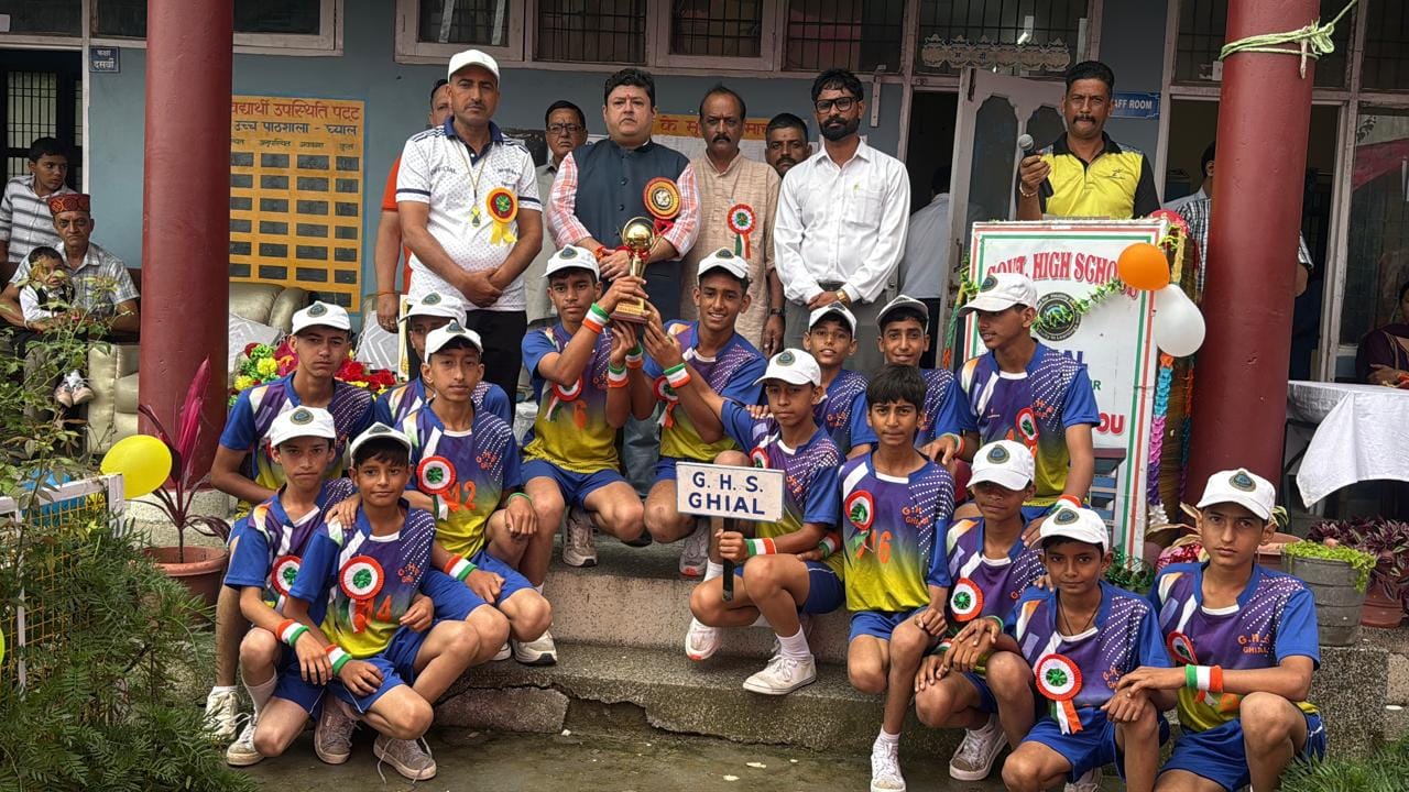 घ्याल स्कूल में आयोजित खेलकूद प्रतियोगिता में विजेता टीम को सम्मानित करते मुख्यातिथि। स्रोत: स्