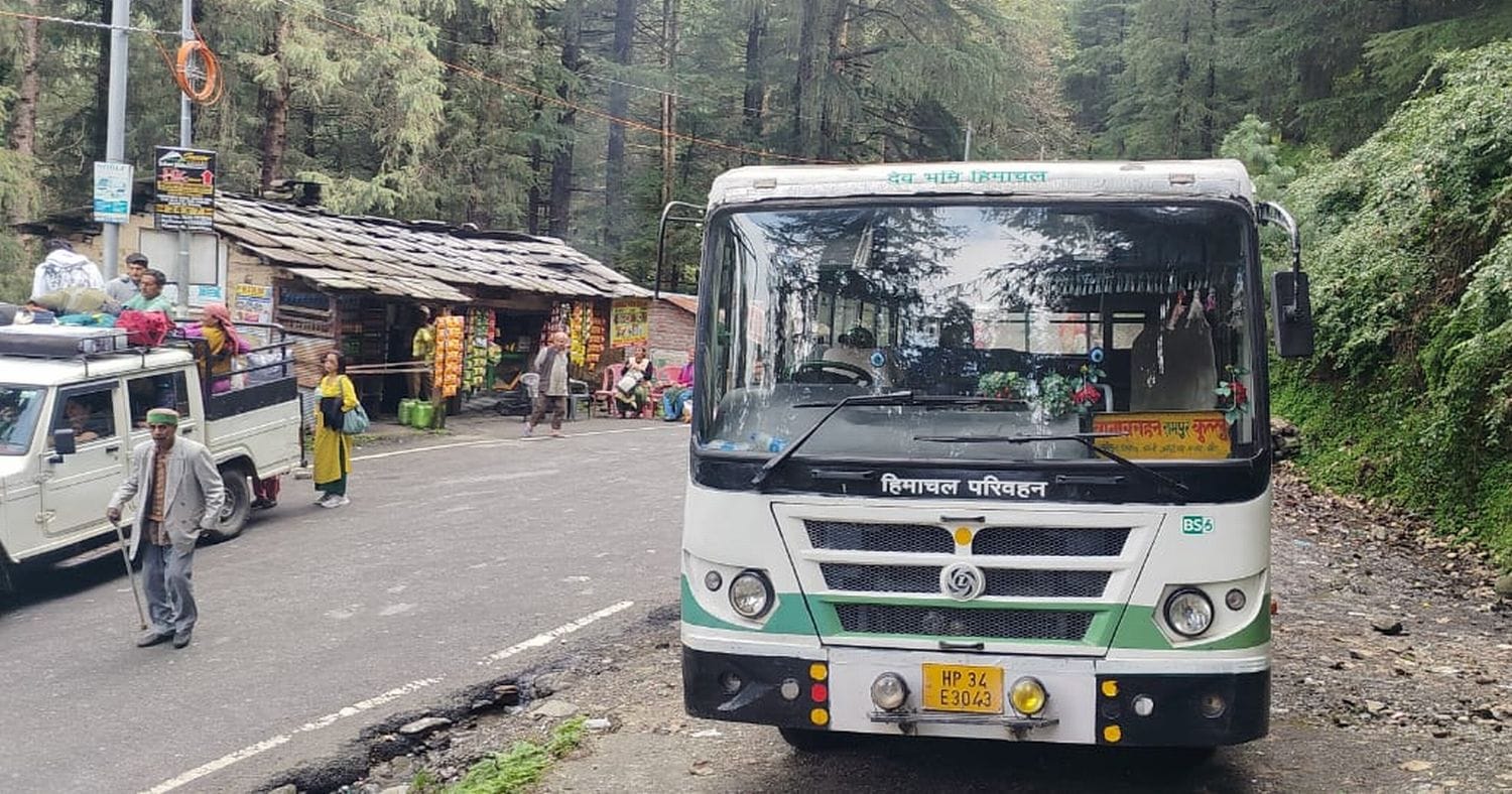 हाईवे-305 के बंद होने से खनाग में सवारियों के लिए खड़ी कुल्लू-बागासराहन रुट की बस। संवाद