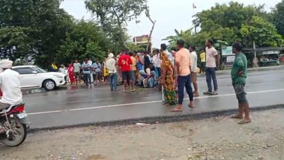 हाईवे पर जुटे परिजन व ग्रामीण।स्रोत ग्रामीण