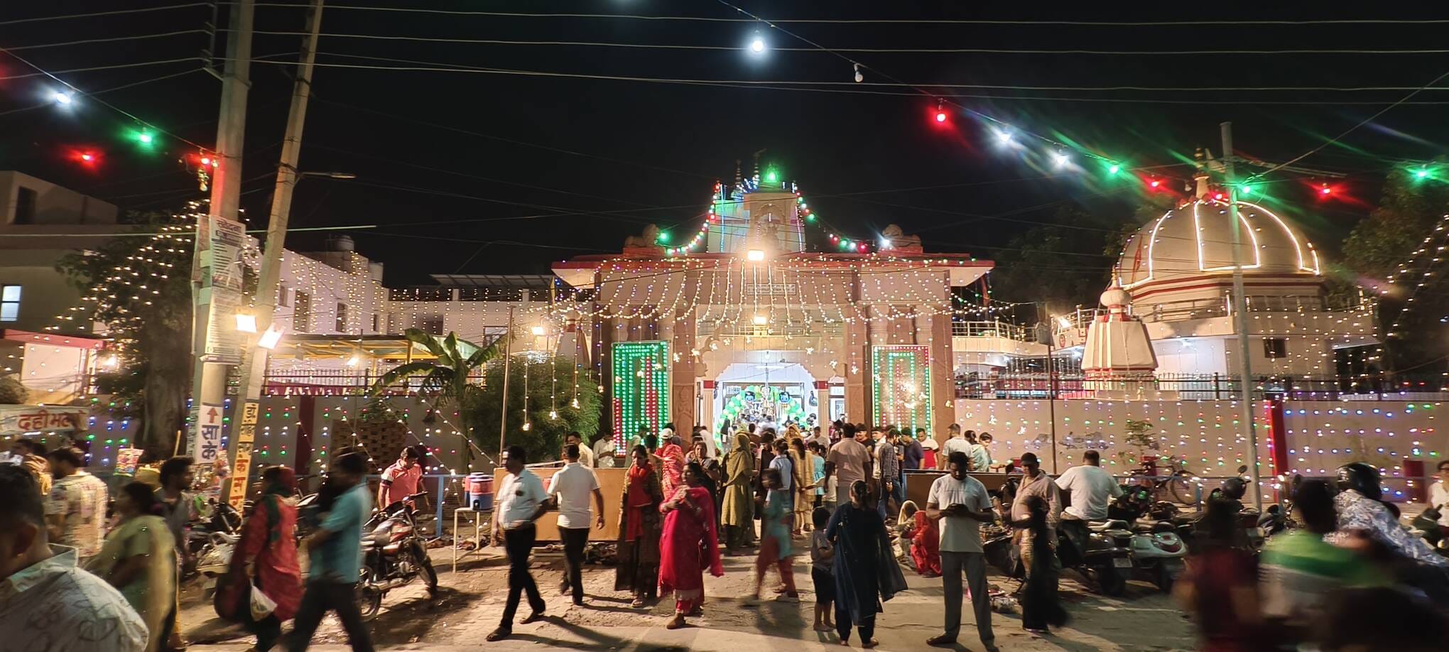 हिसार लोहारिया मंदिर जन्माष्टमी पर धूम रंग बिरंगी लाइटों से सजा मंदिर प्रस्तुति देते बच्चे। संव