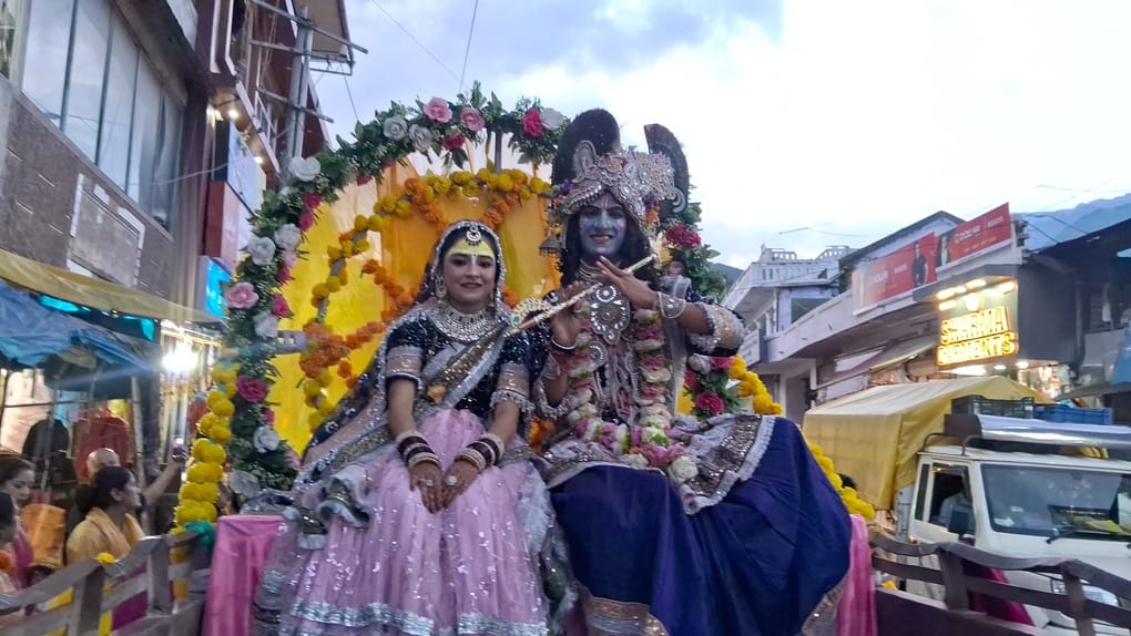 जोगिंद्रनगर में श्रीकृष्ण जन्मोत्सव पर शहर में निकाली गई आकर्षक झांकी। संवाद