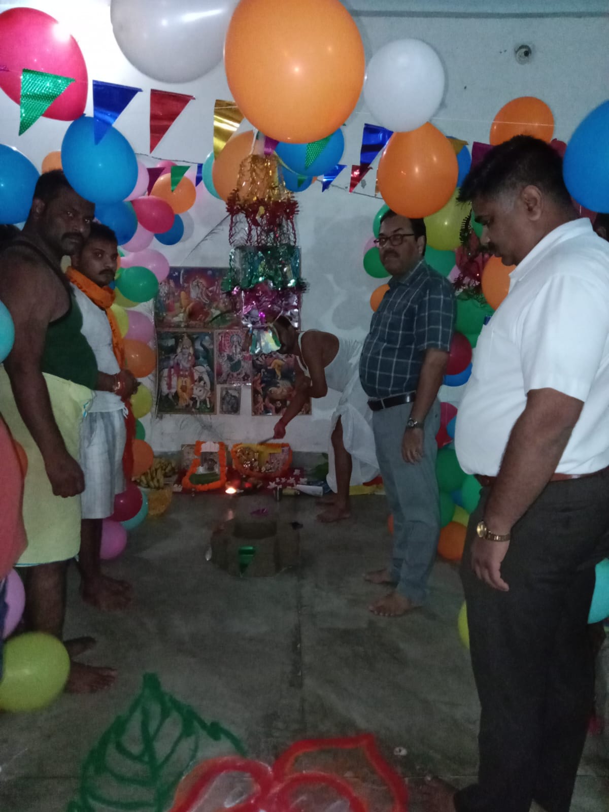 जिला कारागार में कृष्ण जन्माष्टमी पर सजी झांकी की जा रही पूजा। स्रोत- कारागार प्रशासन