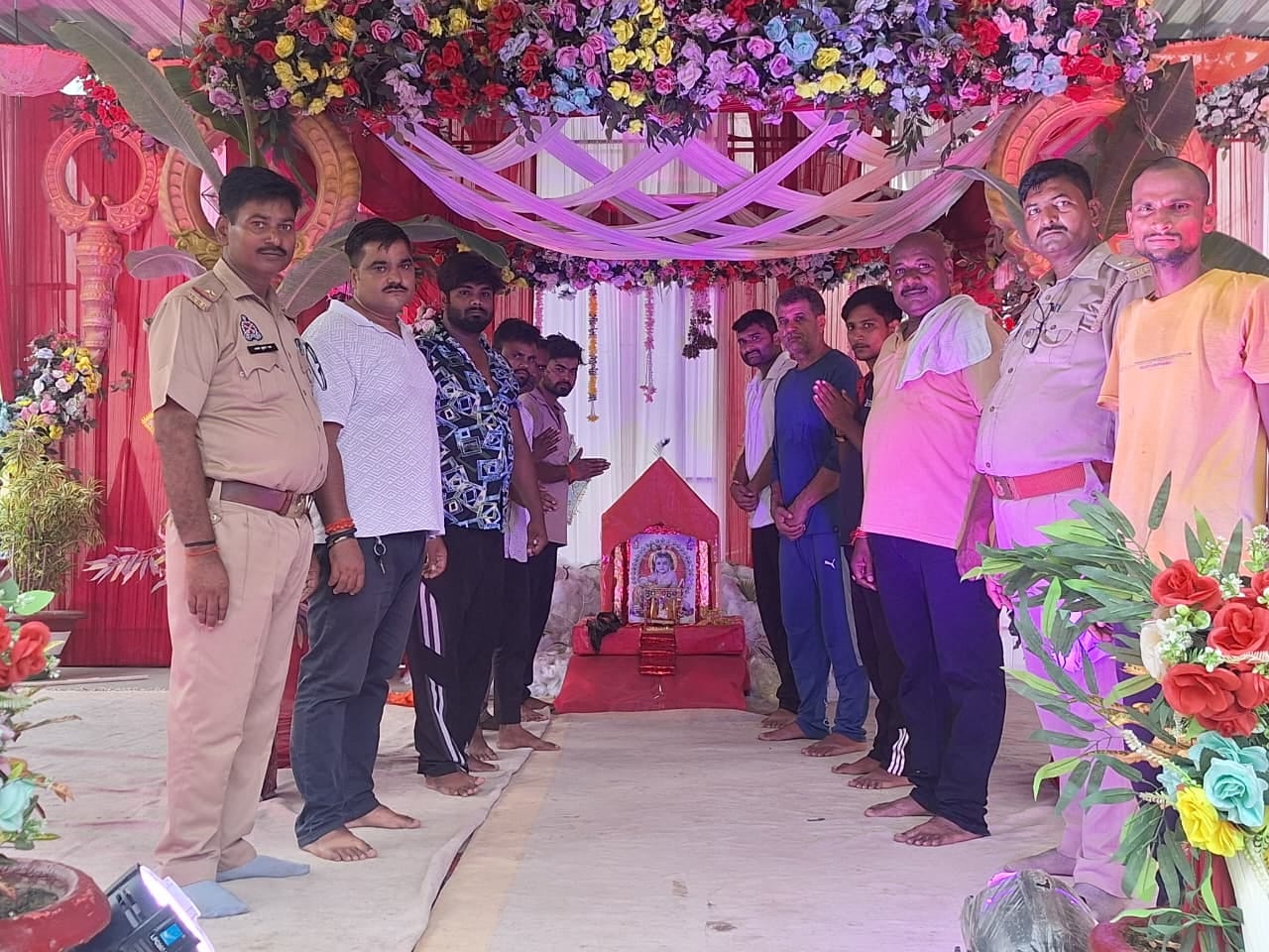 जिला कारागार में श्रीकृष्ण जन्माष्टमी पर सजा राधा कृष्ण की झांकी। 