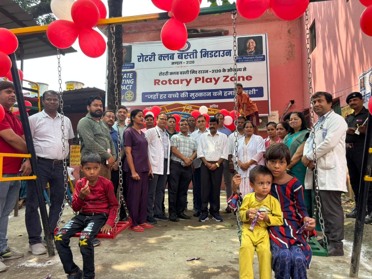 जिला महिला अस्पताल के चिल्ड्रेन पार्क में लगे झूले का उद्घाटन करते सीएमएस डॉ. अनिल कुमार स्रोत 