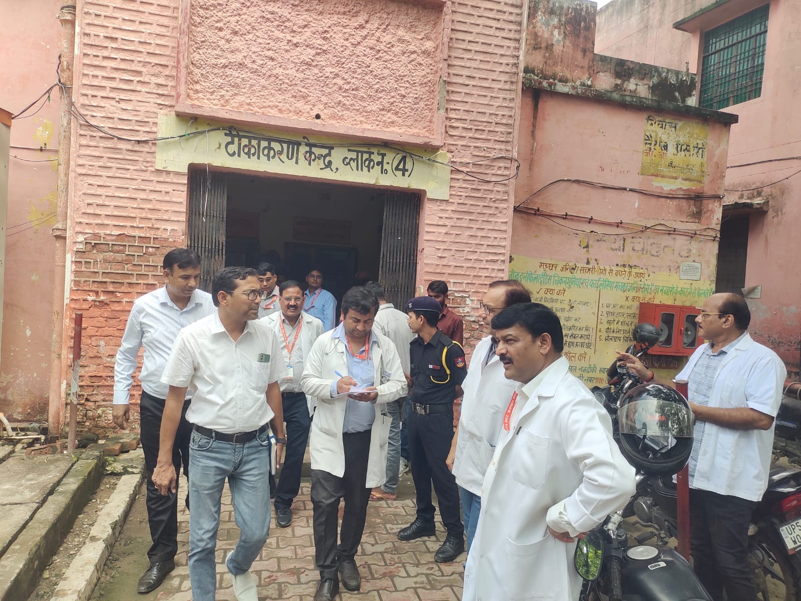 जिला महिला अस्पताल में निरीक्षण करती कायाकल्प टीम संवाद