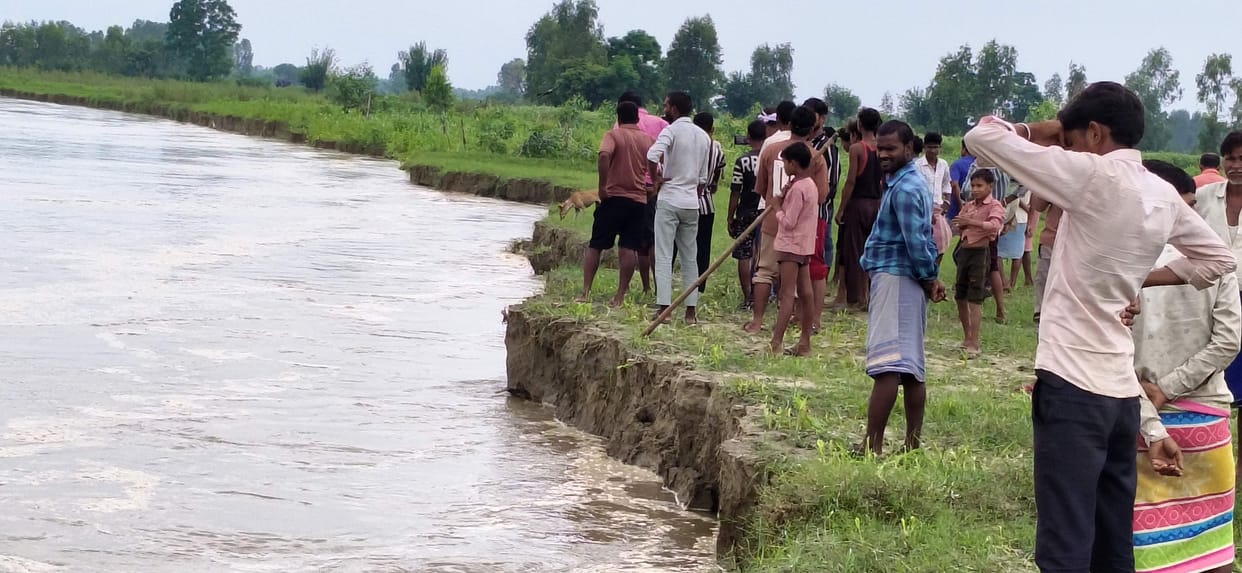 150 bighas of land in Kasari village was cut and submerged in the rivers.