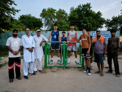 जिम स्थापित करवाते कमेटी सदस्य।