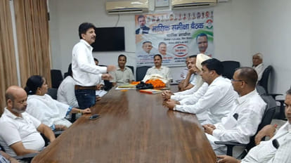 कांग्रेस कार्यकर्ताओं को संबोधित करते मुख्य वक्ता। संगठन