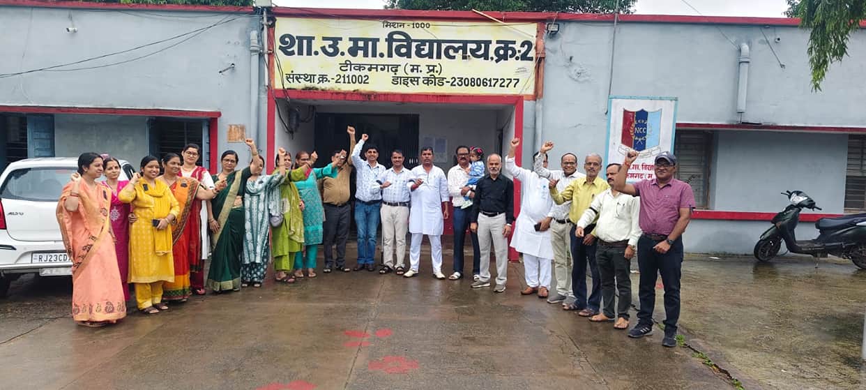 Teachers in Tikamgarh staged a protest wearing black armbands because their demands were not met.