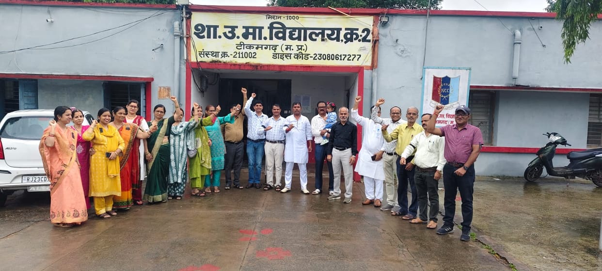 Teachers in Tikamgarh staged a protest wearing black armbands because their demands were not met.