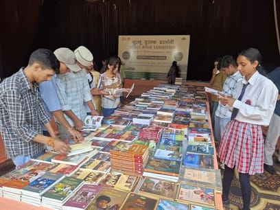 कुल्लू के लाल चंद कलाकेंद्र में पुस्तक प्रदर्शनी में पहुंचे स्कूली छात्र व अन्य।-संवाद