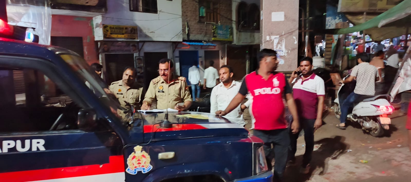 कार लूट की सूचना के बाद जानकारी करते कोतवाल। स्रोत: पुलिस