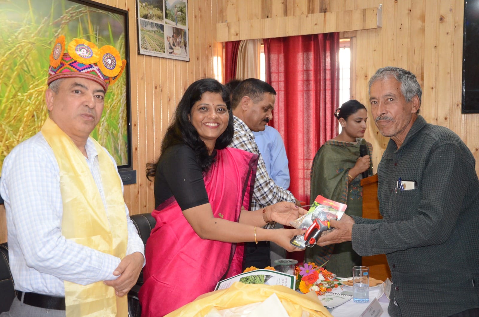 कृषि विज्ञान केंद्र कुकुमसेरी में कार्यक्रम के दौरान किसान को सम्मानित करते अधिकारी। -स्रोत : स