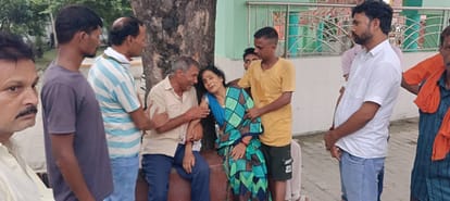 कंटेनर से हुई दुर्घटना में मृतक सुभाष पांडेय की रोती मां मंजू देवी ।संवाद