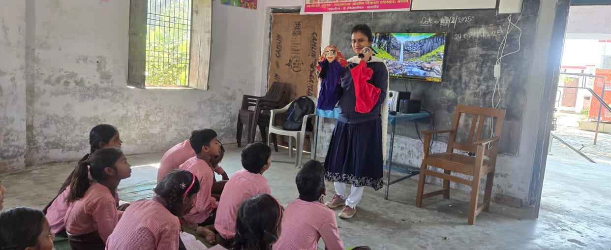 Shruti teaches children with the help of puppets, her name entered in the Guinness Book