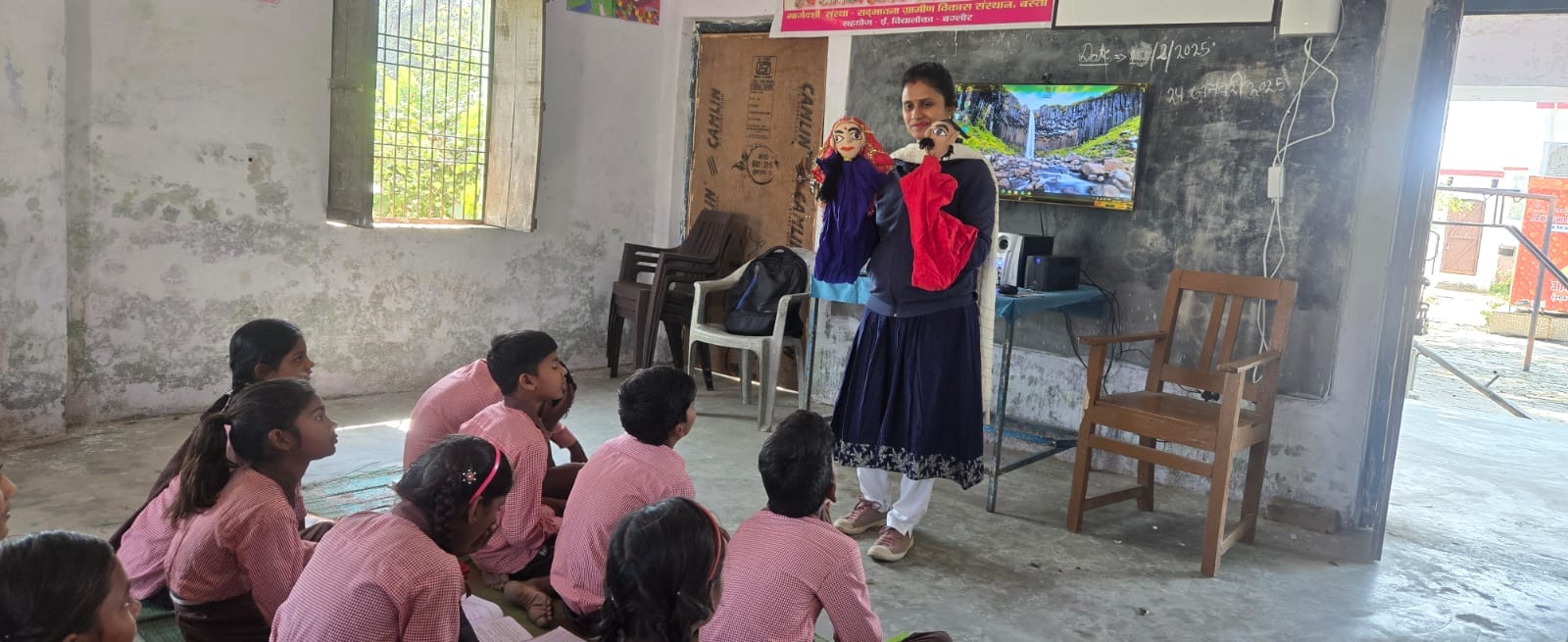 कटपुतली के सहारे बच्चो को पढ़ाती शिक्षक श्रुति त्रिपाठी