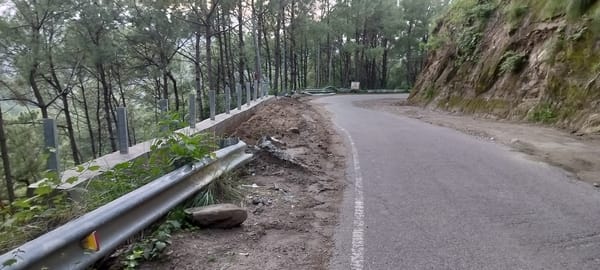 कुढ़ार से दियोटसिद्ध को जाने वाली सड़क। स्रोत : जागरूक पाठक