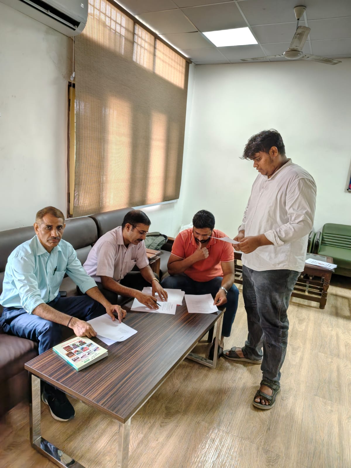 खरखड़ा महाविद्यालय में विलंब शुल्क के साथ दाखिला लेते विद्यार्थी। संवाद