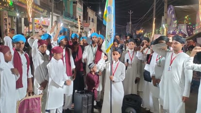 खेतासराय ईद मिलसुन्नबी के प्रोग्राम में नात पेश करती अंजुमन। संवाद